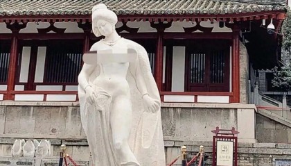爱游戏体育官方入口-贵妃半裸出浴雕像被指“不雅观”